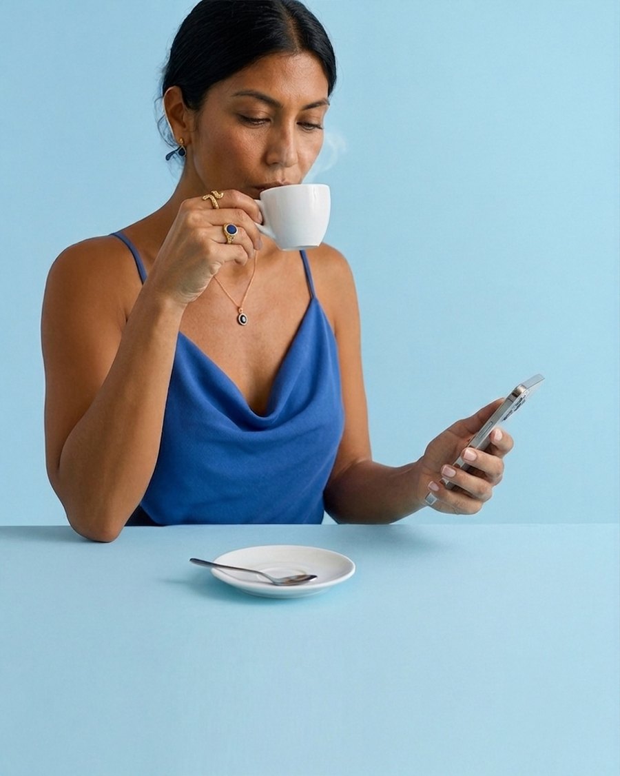 Mulher a tomar café feito com água purificada