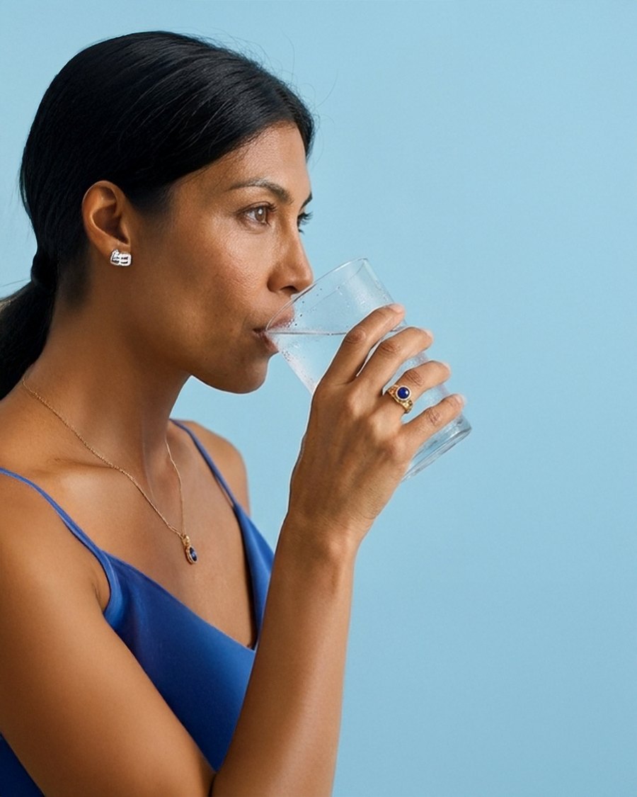 Mulher a beber água fresca com gás