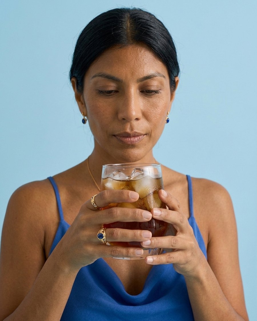Mulher com uma bebida gelada feita com água purificada